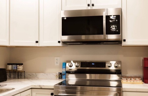 Dunlap House | King Comfort | Bright & Modern 1BR Stay in Dunlap