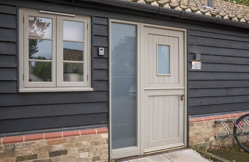 Cambridge Apartment | King Deluxe Ensuite with Shower-Bath and Courtyard View - Fawcett