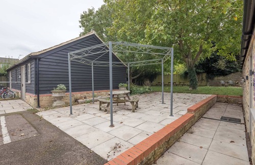 Cambridge Apartment | King Deluxe Ensuite with Shower-Bath and Courtyard View - Fawcett