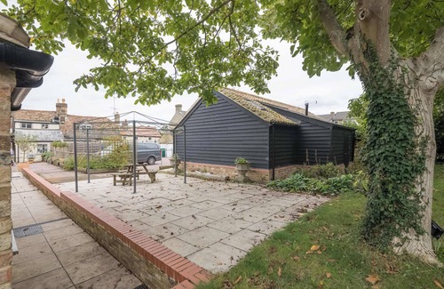 Cambridge Apartment | King Deluxe Ensuite with Shower-Bath and Courtyard View - Fawcett