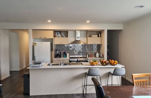 Delacombe House | King Family room with shared bathroom