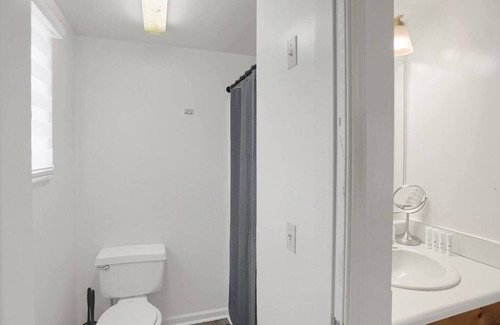 Halifax Apartment | King room 101 at Halifax Innnn