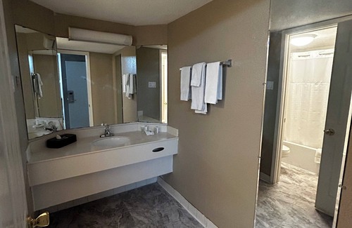 East Congress Apartment | King Room - Non-Smoking