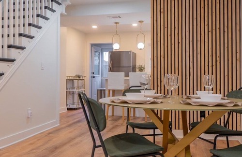 North Philadelphia House | King Size Bed, Modern, Close to Public Transportation and Eateries