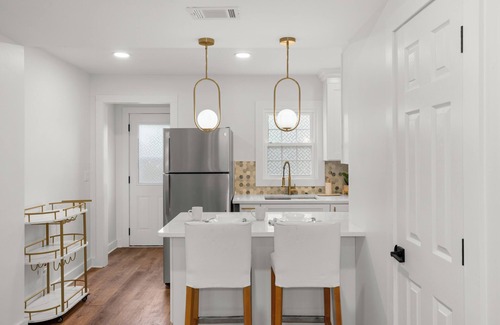 North Philadelphia House | King Size Bed, Modern, Close to Public Transportation and Eateries