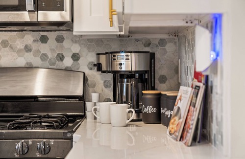 North Philadelphia House | King Size Bed, Modern, Close to Public Transportation and Eateries
