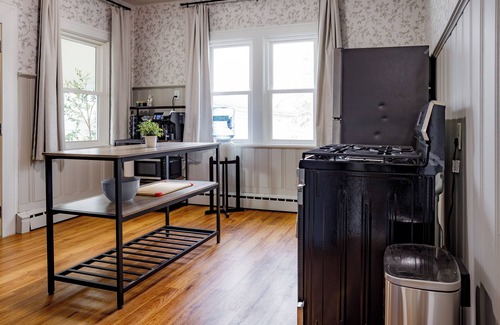 Lockport Apartment | King Size Bed, Near Hwy, Work Desk, Parking Just A Few Feet Away