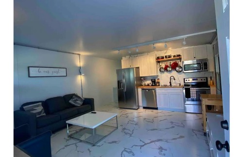 Cocoa House | King Size Bed Suit Apartment Quite Neighborhood