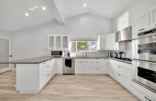 Woodland Hills House | King-size Suite House W/Amazing Valley View & Jacuzzi!