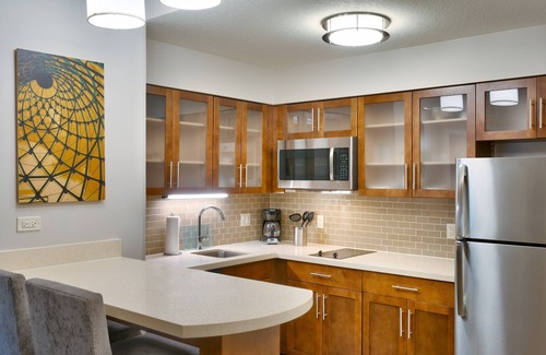 Gainesville Condo | King Suite 10 Minutes from U of Florida. Free Breakfast. Outdoor Pool & Hot Tub.