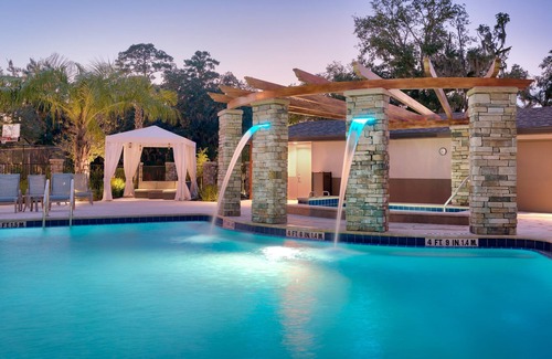 Gainesville Condo | King Suite 10 Minutes from U of Florida. Free Breakfast. Outdoor Pool & Hot Tub.