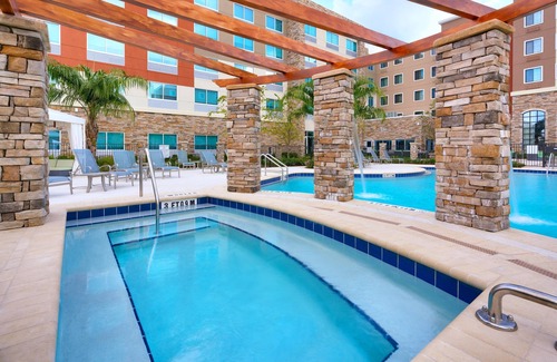 Gainesville Condo | King Suite 10 Minutes from U of Florida. Free Breakfast. Outdoor Pool & Hot Tub.