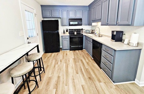 Houston County House | King Suite |BBQ Grill |Near RAFB |4 TVS| Workspace