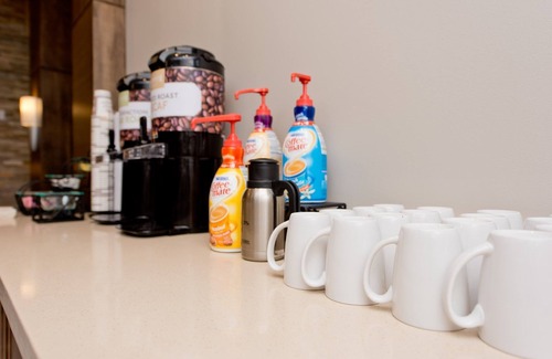 Humble Condo | King Suite. Bonuses: Free Breakfast Buffet, Pool & Gym Access!