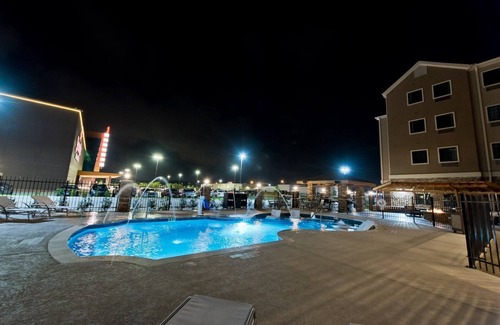 Humble Condo | King Suite. Bonuses: Free Breakfast Buffet, Pool & Gym Access!