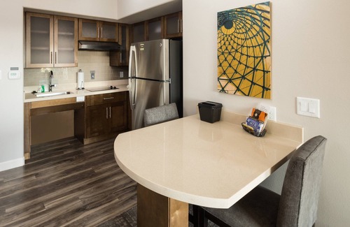 Lake Jackson Condo | King Suite. Free Breakfast. Outdoor Pool.