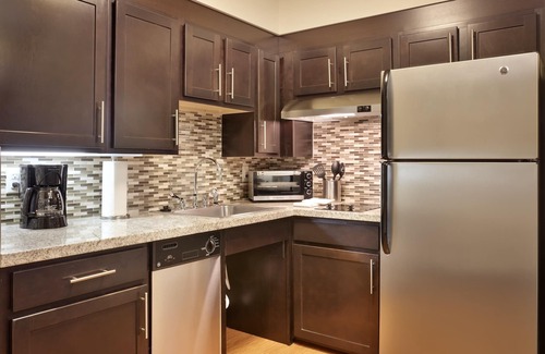 Midvale Condo | King Suite | Heated Pool & Hot Tub. Free Breakfast Buffet. Great for Business Travelers!