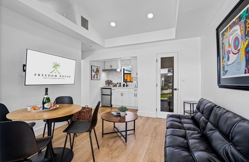 Victoria Park Apartment | King Suite in a Tropical Retreat Freedom House Fort Lauderdale Suite 3n