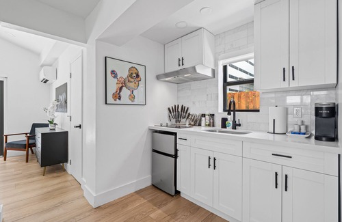 Victoria Park Apartment | King Suite in a Tropical Retreat Freedom House Fort Lauderdale Suite 3n