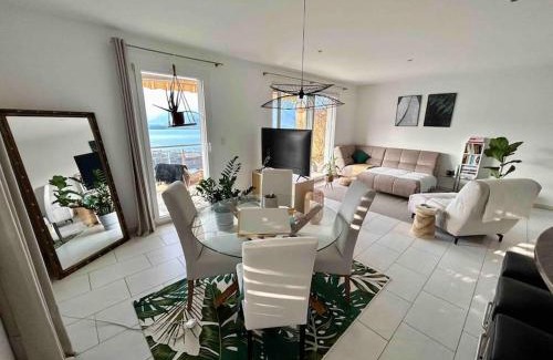 Chardonne Apartment | King Suite - Mountains & Lake Panoramic view