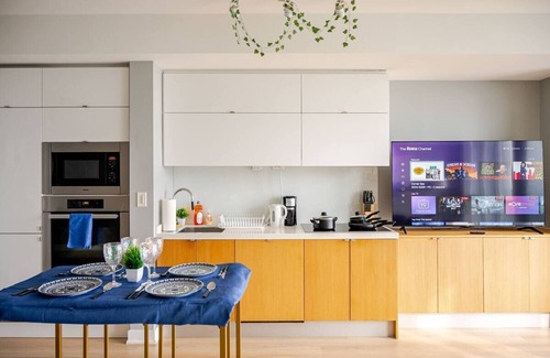 CityPlace Condo | KingBed,Lakeview, 5minCNtower,Central, PaidParking