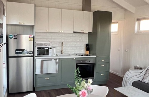 Gulgong Cottage | Kingdom Cottages Farm Stay - Gum tree