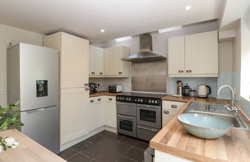 Wyke Regis House | KINGESWIC COTTAGE, pet friendly, country holiday cottage in Weymouth