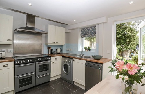 Wyke Regis House | KINGESWIC COTTAGE, pet friendly, country holiday cottage in Weymouth
