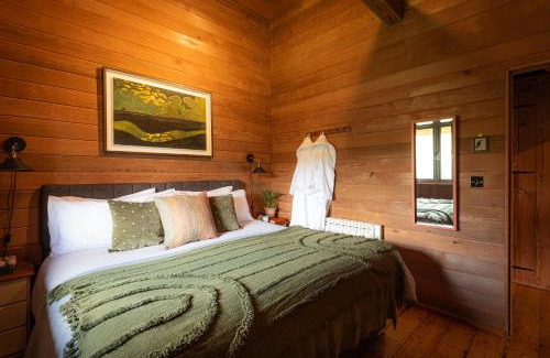 Bodmin House | Kingfisher Cabin, Butterwell Farm, Riverside cabin on 40-acre private estate