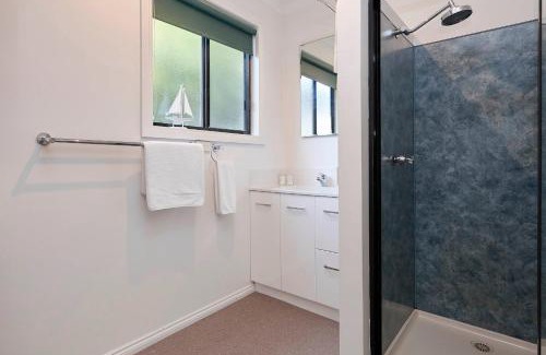 Binalong Bay Apartment | KINGFISHER COTTAGE Beachfront at the Binalong Bay