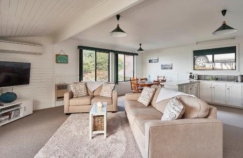 Binalong Bay Apartment | KINGFISHER COTTAGE Beachfront at the Binalong Bay