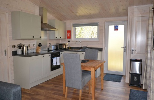 Henton Apartment | Kingfisher Luxury Lodge with Sauna and Hot Tub