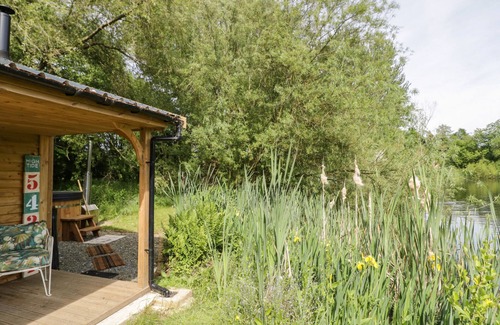 Frankton Cottage | KINGFISHER, romantic, with hot tub in Dunchurch