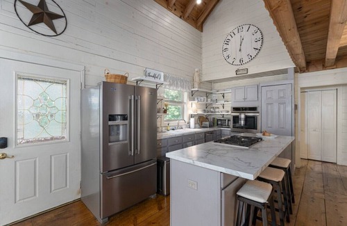 Murphy Cabin | Kingfisher`s Riverside Cabin