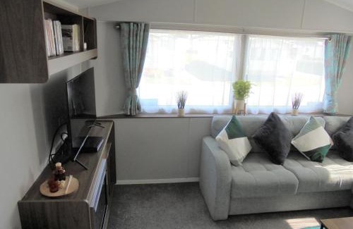 Ingoldmells Apartment | Kingfisher : Seasons:- 8 Berth, Central Heated, Close to site shop