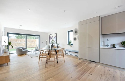 Brixton Hill House | Kings Mews Clapham: Splendid 2 bed, 2 bath House