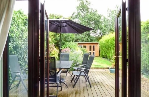Hickling Cottage | KINGSLEY COTTAGE, pet friendly, character holiday cottage in Stalham