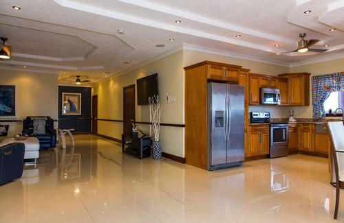 Jack's Hill Apartment | Kingston Luxury Family Retreat