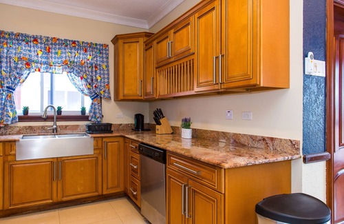 Jack's Hill Apartment | Kingston Luxury Family Retreat