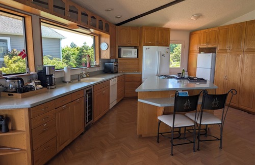 Kingston House | Kingston Waterfront Retreat – Beach, Pool & Amazing Sound & Mountain Views!