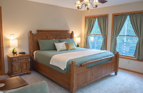 Kingsville Cabin | Kingsville Lodge Private Retreatnhot tub, pond, boats, gameroom, + more