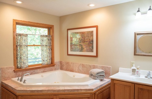 Kingsville Cabin | Kingsville Lodge Private Retreatnhot tub, pond, boats, gameroom, + more