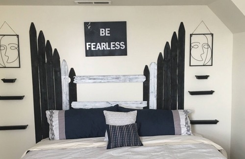 Niskayuna Apartment | kinsize bed one bed room