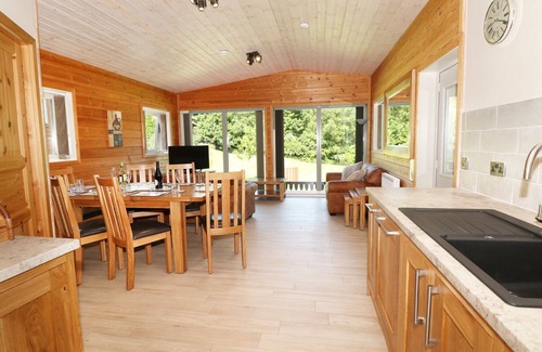 Horton Cottage | KIPLING LODGE, pet friendly, with hot tub in Rudyard