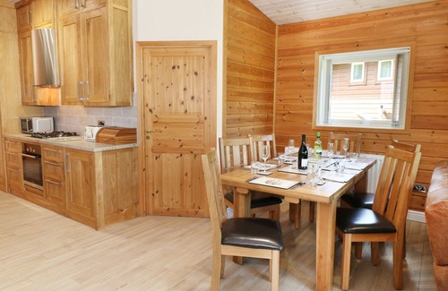 Horton Cottage | KIPLING LODGE, pet friendly, with hot tub in Rudyard
