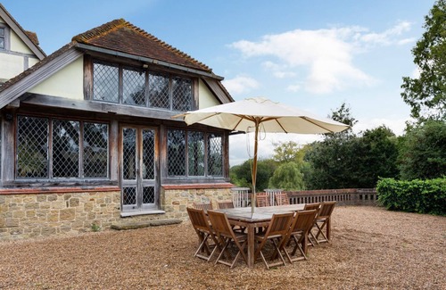 Billingshurst Villa | Kirdford Farmhouse - Five Bedroom Villa, Sleeps 10