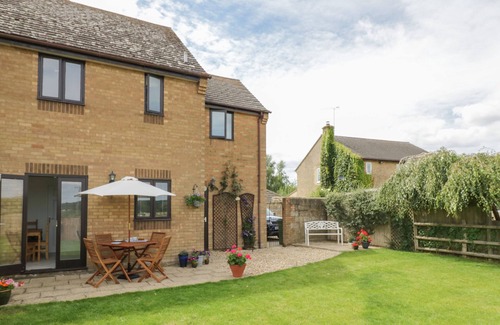 Syresham Cottage | KITE COTTAGE, pet friendly, with a garden in Syresham