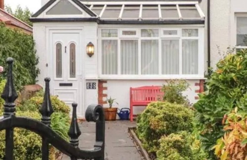 South Shore House | Kitty Cottage - 3 Bedroom - Warm and Welcoming - Sleeps 5 - Blackpool
