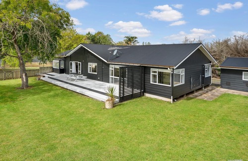 Papakura House | Kiwi lifestyle at home quiet, spacious on 1ha of land