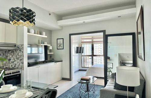 Legazpi Village Condo | KL Tower Spacious Parkview 1BR w/Balcony near Greenbelt Mall Makati